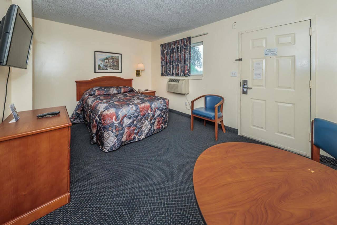 Tampa Bay Extended Stay Hotel Ларго Екстериор снимка